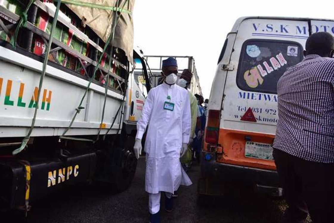 Hotunan yadda El-Rufa'i ya kafa ya tsare a kan iyaka don hana Kanawa shiga Kaduna Hotunan yadda El-Rufa'i ya kafa ya tsare a kan iyaka don hana Kanawa shiga Kaduna