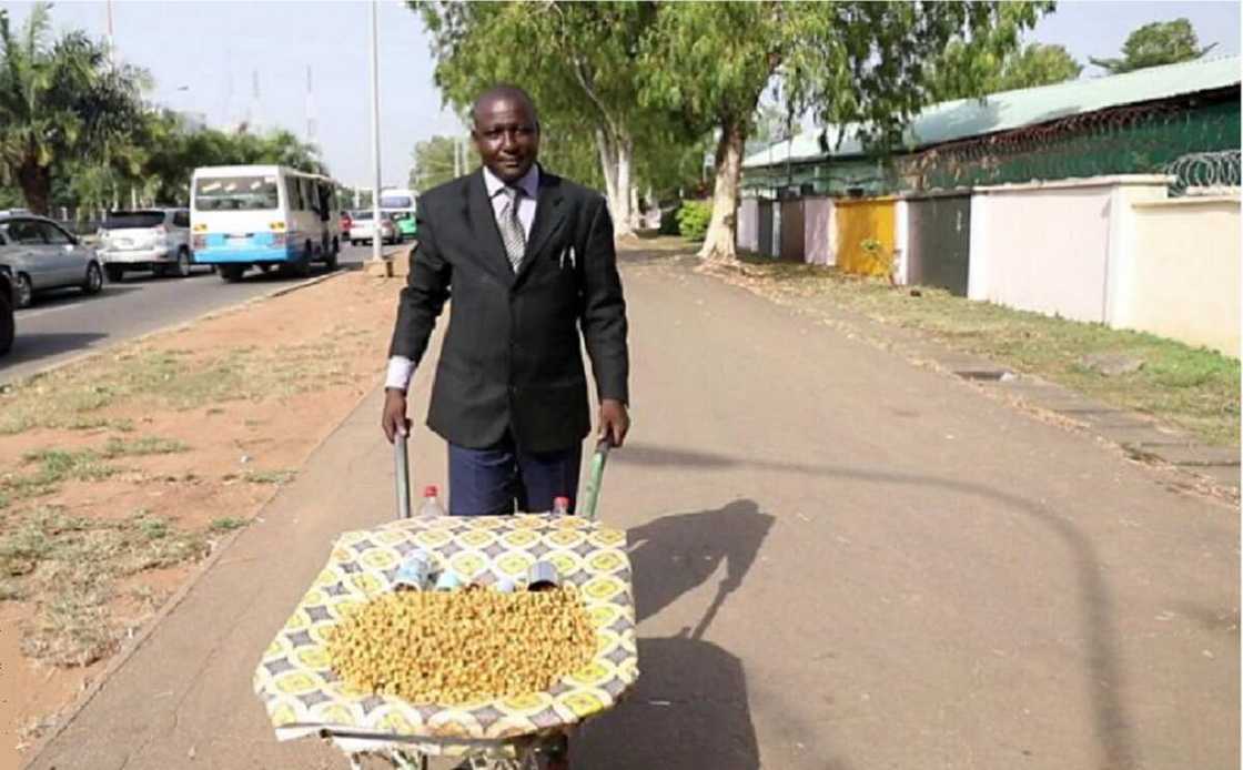 Malam Isa: Mutumin da ke sayar da aya a baro sanya da kot a Abuja ya bayyana dalilinsa na yin wannan shigar Malam Isa: Mutumin da ke sayar da aya a baro sanya da kot a Abuja ya bayyana dalilinsa na yin wannan shigar