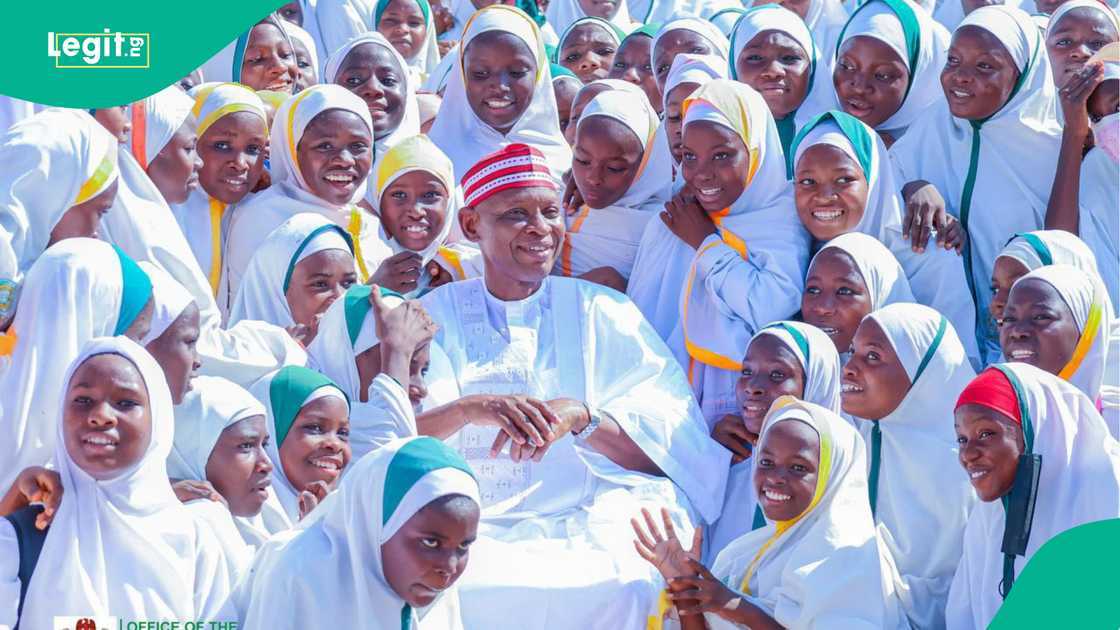 Gwamnan Kano Abba Kabir Yusuf da dalibai