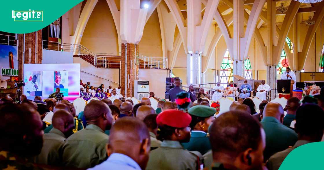 Kiristoci yayin da suka yi wa Buhari addu'a a coci Kiristoci yayin da suka yi wa Buhari addu'a a coci