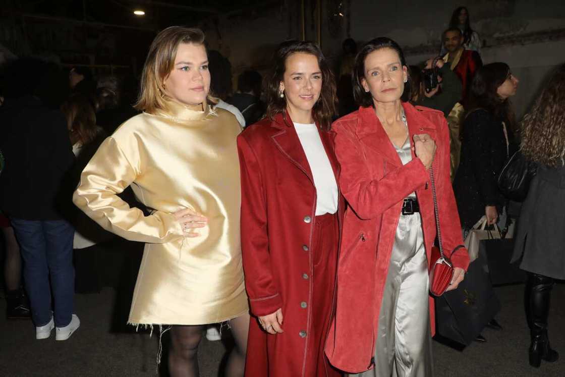 La princesse Stéphanie de Monaco (D) et ses filles designer Pauline Ducruet et Camille Gottlieb (G) La princesse Stéphanie de Monaco (D) et ses filles designer Pauline Ducruet et Camille Gottlieb (G)