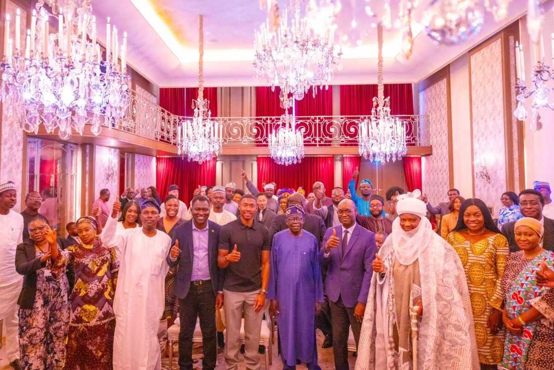 Shugaba Tinubu tare da yan Najeriya a Faransa. Shugaba Tinubu tare da yan Najeriya a Faransa.