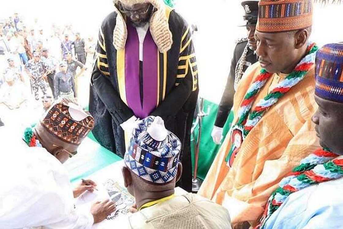 An rantsar da sabon gwamnan jihar Borno Babagana Zulum, amma an fita dashi saboda rashin lafiya An rantsar da sabon gwamnan jihar Borno Babagana Zulum, amma an fita dashi saboda rashin lafiya