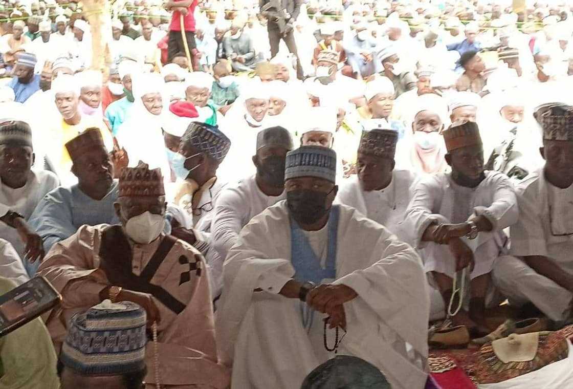 Gwamna Abdulrazaq da Saraki sun yi watsi da junansu a filin Idi Gwamna Abdulrazaq da Saraki sun yi watsi da junansu a filin Idi