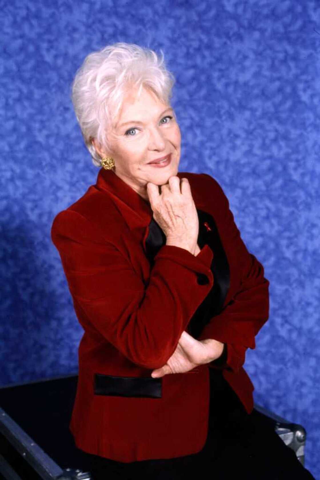 Actrice et chanteuse française, Line Renaud pose lors d'une séance de portrait à Paris, France le 22/04/1998. (Photo par Eric Fougère) Actrice et chanteuse française, Line Renaud pose lors d'une séance de portrait à Paris, France le 22/04/1998. (Photo par Eric Fougère)