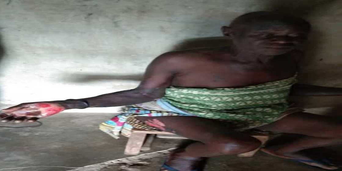 Hadimin gwamna ya kona makwabtansa da ya yi mugun mafarki da su (Hotuna) Hadimin gwamna ya kona makwabtansa da ya yi mugun mafarki da su (Hotuna)