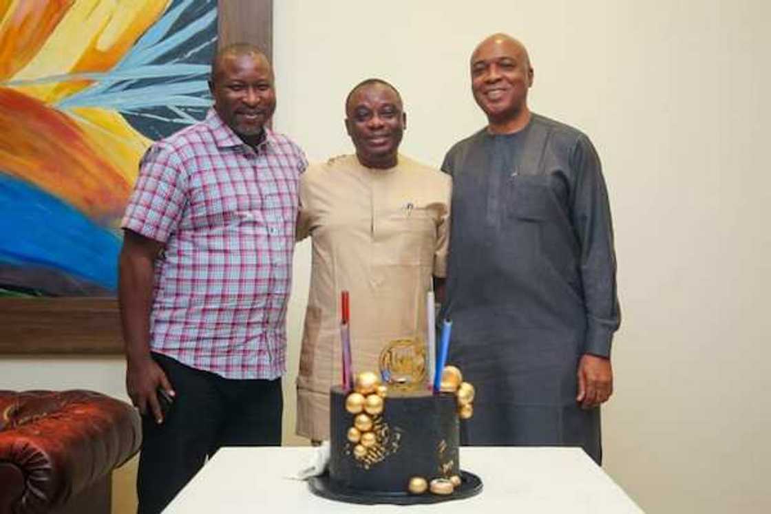 Hawaye sun kwaranya yayin da kakakin PDP ya rasu awanni bayan shagalin cika shekaru 50 Hawaye sun kwaranya yayin da kakakin PDP ya rasu awanni bayan shagalin cika shekaru 50