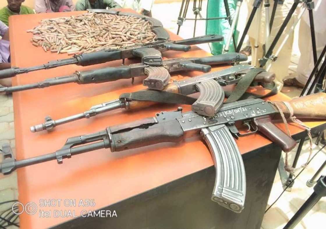 Tubabbun yan bindiga sun ajiye makamai sama da 1000, gwamnatin jihar Zamfara Tubabbun yan bindiga sun ajiye makamai sama da 1000, gwamnatin jihar Zamfara