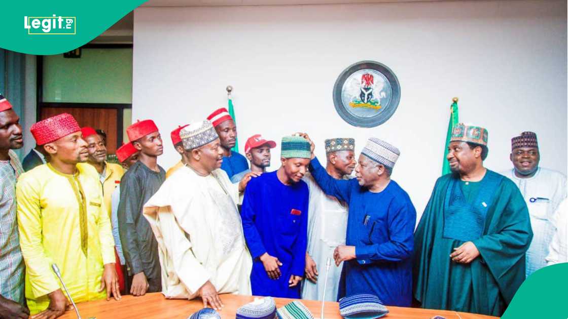 Wasu matasan NPPP da suka koma APC a Abuja Wasu matasan NPPP da suka koma APC a Abuja