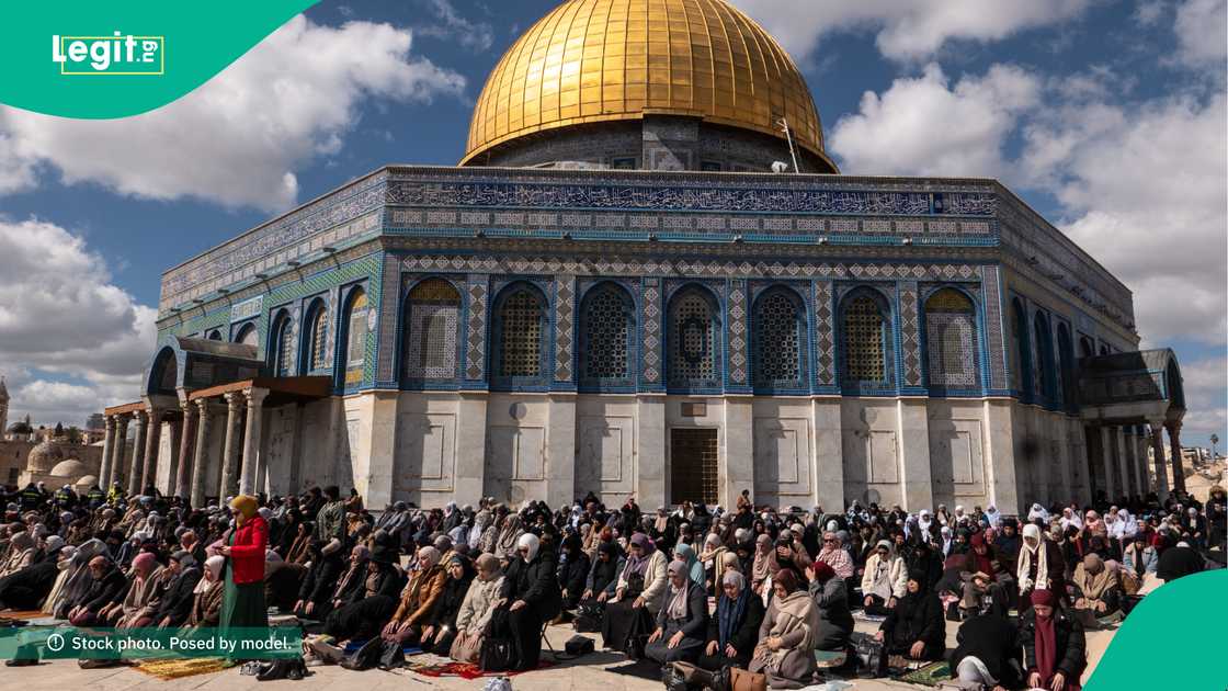 Falasdinawa suna korafin cewa Isra'ila na kokarin hana su ibada tare da kwace masallacin Kudu.