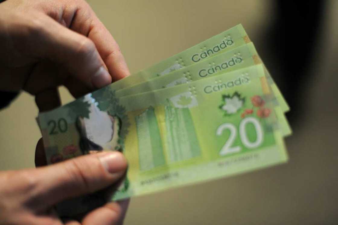 In Canada in the last three months of 2022 business spending on machinery and equipment fell, household spending rose slightly and housing prices fell In Canada in the last three months of 2022 business spending on machinery and equipment fell, household spending rose slightly and housing prices fell