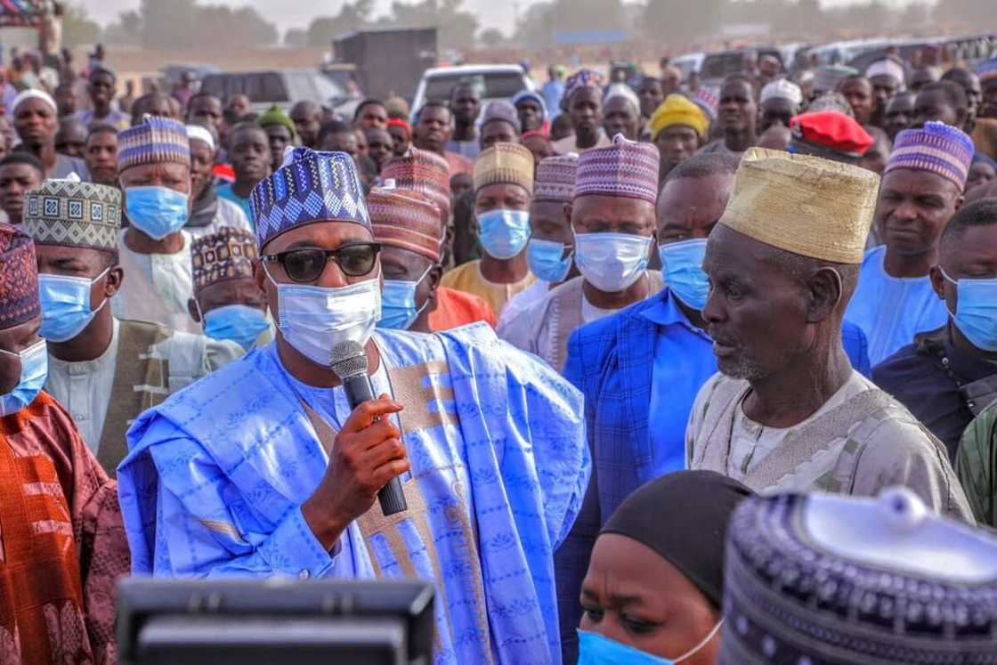 Gobarar sansanin 'yan gudun hijira: Zulum ya kai ziyara, ya nemi a lissafa gidajen da suka lalace Gobarar sansanin 'yan gudun hijira: Zulum ya kai ziyara, ya nemi a lissafa gidajen da suka lalace