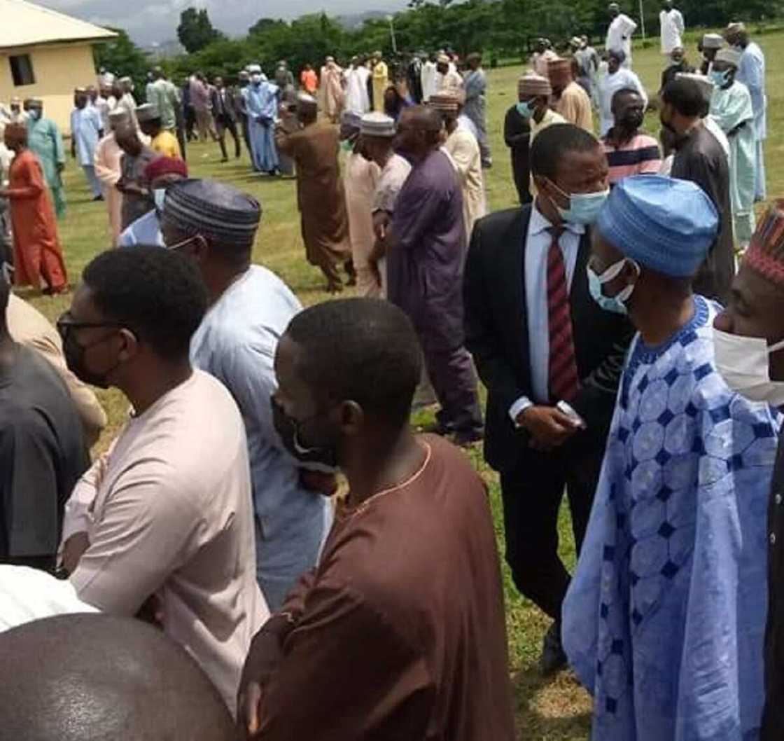 Hotunan birne Mantu da aka yi cike da kiyaye dokar yaduwar Korona Hotunan birne Mantu da aka yi cike da kiyaye dokar yaduwar Korona