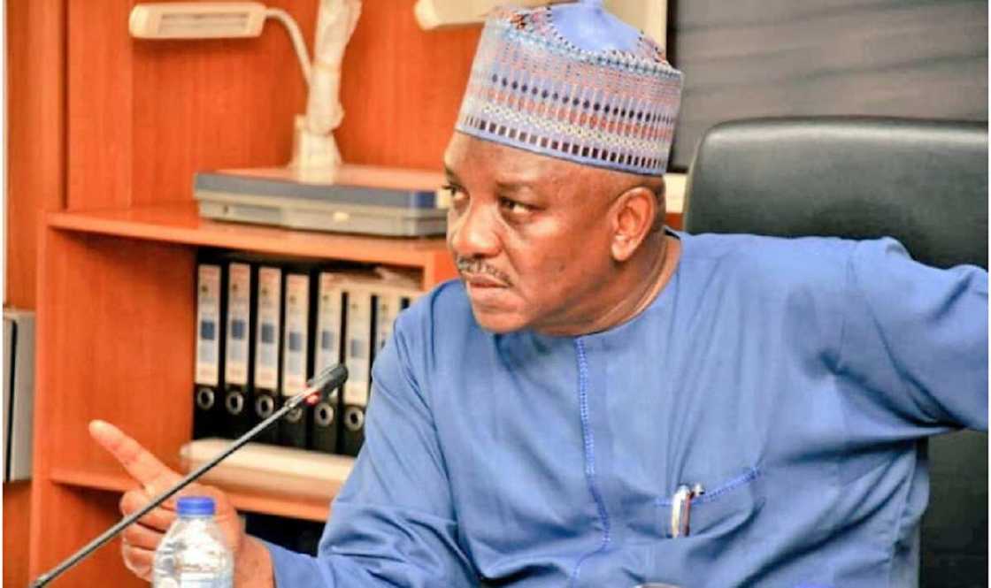 Ban suma ba, ba a kwantar da ni a asibiti ba: Ministan da Buhari ya kora ya faɗi abinda yasa bai koma gida ba Ban suma ba, ba a kwantar da ni a asibiti ba: Ministan da Buhari ya kora ya faɗi abinda yasa bai koma gida ba