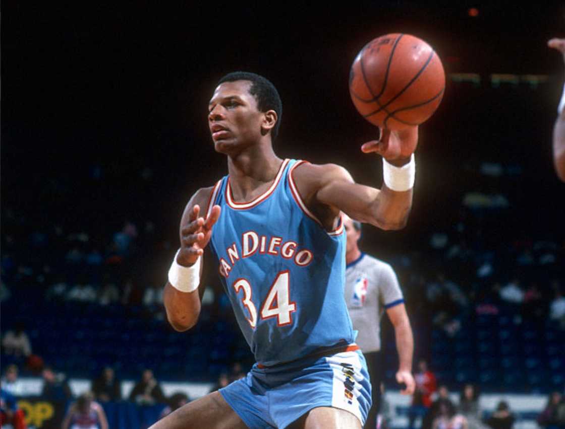 Terry Cummings passes the ball against the Washington Bullets during an NBA basketball game circa 1982