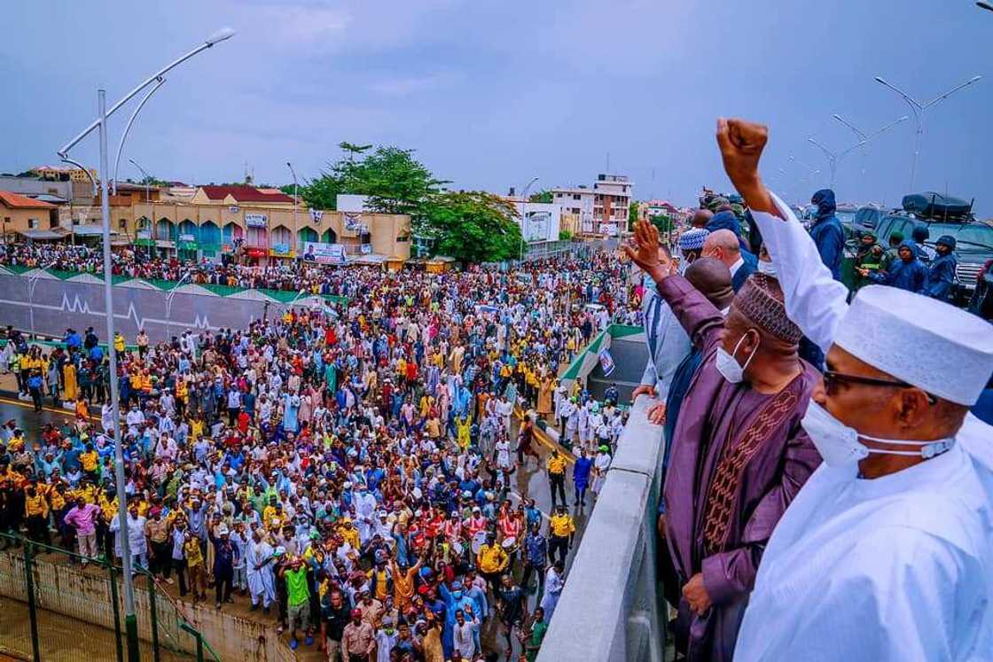Video Emerges As Massive Crowd Troop Out to Welcome President Buhari in Kano Video Emerges As Massive Crowd Troop Out to Welcome President Buhari in Kano