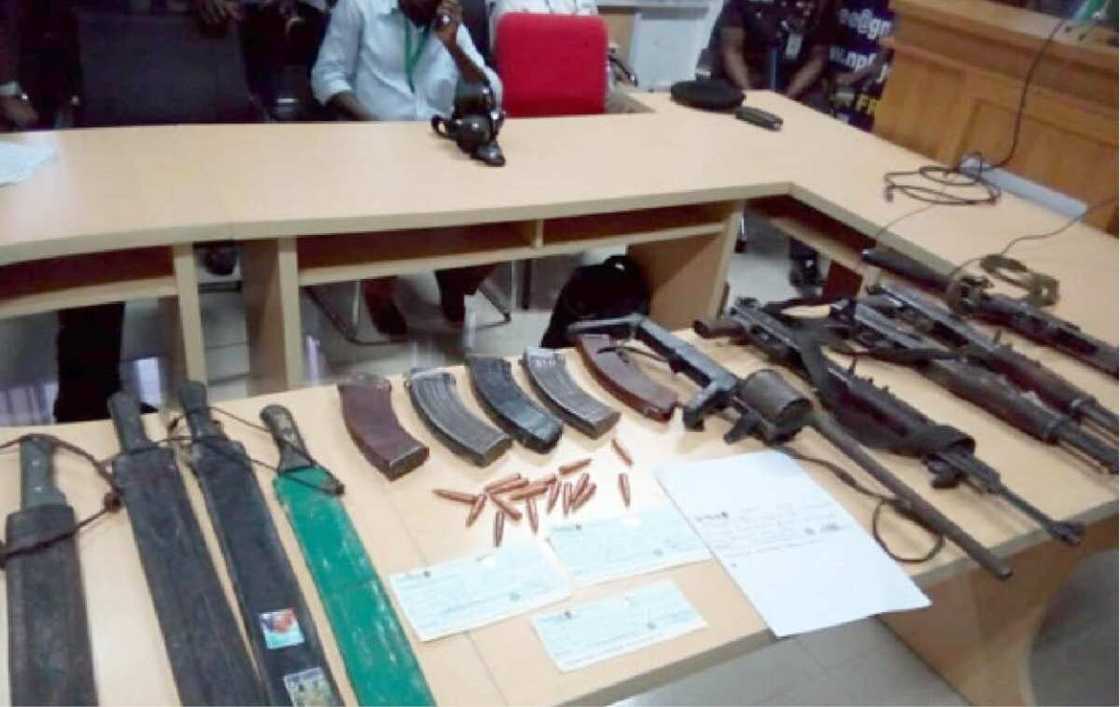 An kama tsohon dan gidan fursuna da aka yi wa rangwame yana siyar da miyagun makamai ga 'yan ta'adda An kama tsohon dan gidan fursuna da aka yi wa rangwame yana siyar da miyagun makamai ga 'yan ta'adda