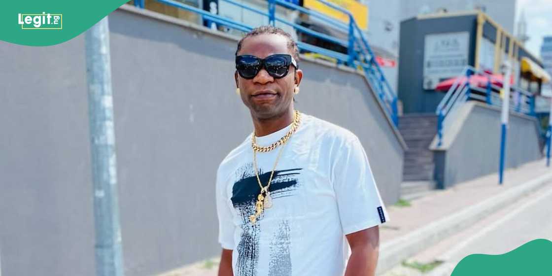 Portable send warning to Speed Darlington as he prepares for the fight. Portable send warning to Speed Darlington as he prepares for the fight.