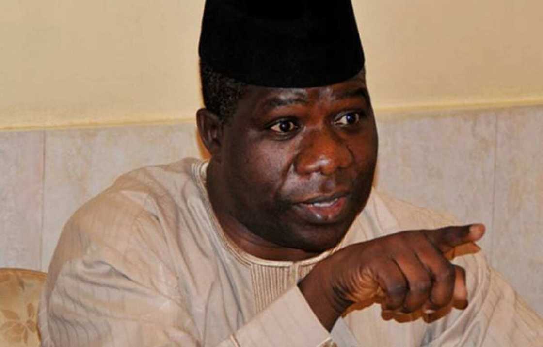 Dalilin da ya sa 'yan majalisar dattawa suka ki bari a san albashin da suke dauka - Wani Sanata ya fasa kwai Dalilin da ya sa 'yan majalisar dattawa suka ki bari a san albashin da suke dauka - Wani Sanata ya fasa kwai