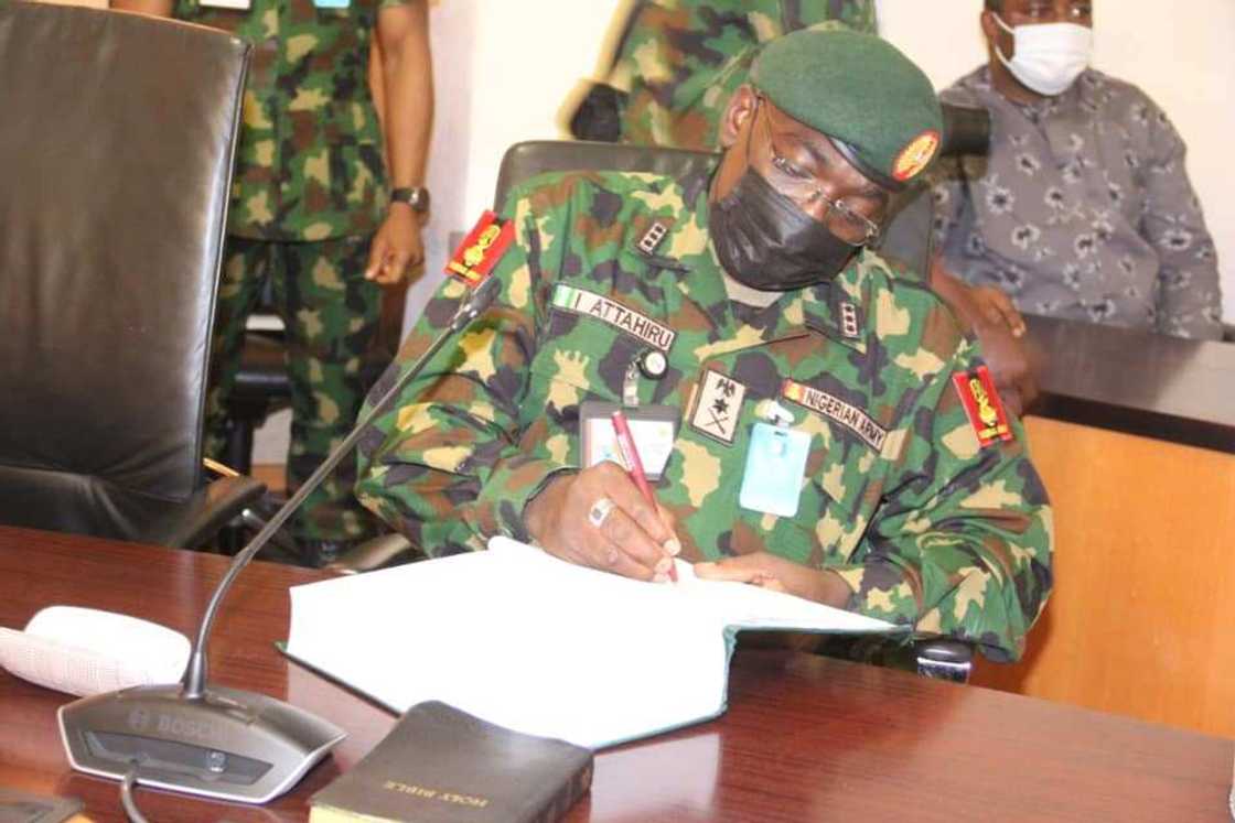 An yi ram da wani wanda yake kawowa Mayakan Boko Haram asirin Sojoji inji DHQ An yi ram da wani wanda yake kawowa Mayakan Boko Haram asirin Sojoji inji DHQ