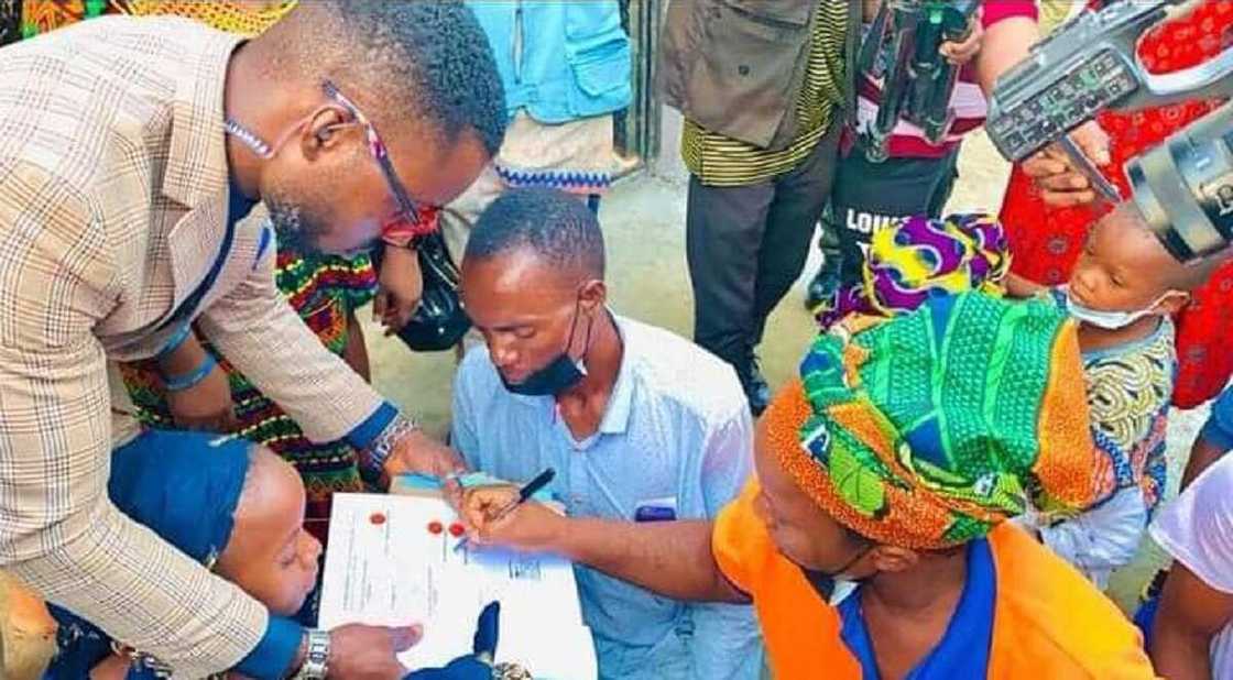 Hotunan Gida Da Mota Da Aka Ba Wa Iyayen Deborah, Ɗalibar Da Aka Kashe Kan Ɓatanci a Sokoto Hotunan Gida Da Mota Da Aka Ba Wa Iyayen Deborah, Ɗalibar Da Aka Kashe Kan Ɓatanci a Sokoto