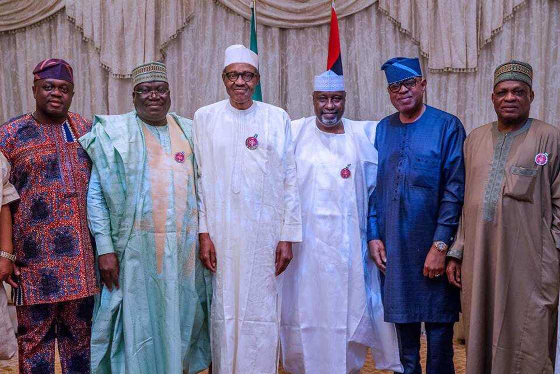 Shugaba Buhari ya karbi bakuncin wasu sanatocin APC (Hotuna) Shugaba Buhari ya karbi bakuncin wasu sanatocin APC (Hotuna)