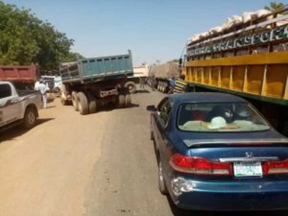 Hotunan direbobin tifa suna toshe babbar hanyar Gusau zuwa Sokoto, sun sanar da dalili