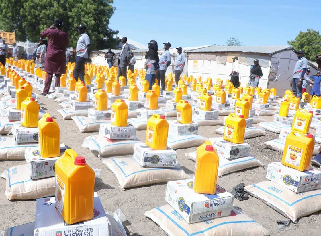 Zulum ya ba Kiristoci kayan abinci Zulum ya ba Kiristoci kayan abinci