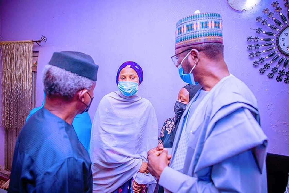 Bidiyo da hotunan ziyarar da Osinbajo ya kai wa iyayen Hanifa a Kano Bidiyo da hotunan ziyarar da Osinbajo ya kai wa iyayen Hanifa a Kano