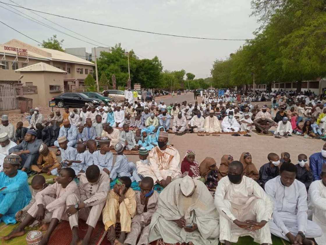 Babu wata nesanta: Hotunan yadda aka gudanar da Sallar Idi a Kano Babu wata nesanta: Hotunan yadda aka gudanar da Sallar Idi a Kano