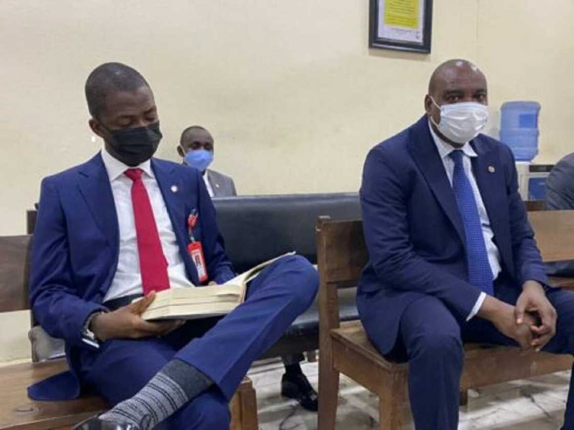 Hotunan shugaban EFCC yayin da ya gurfana a gaban kotu domin bada shaida Hotunan shugaban EFCC yayin da ya gurfana a gaban kotu domin bada shaida