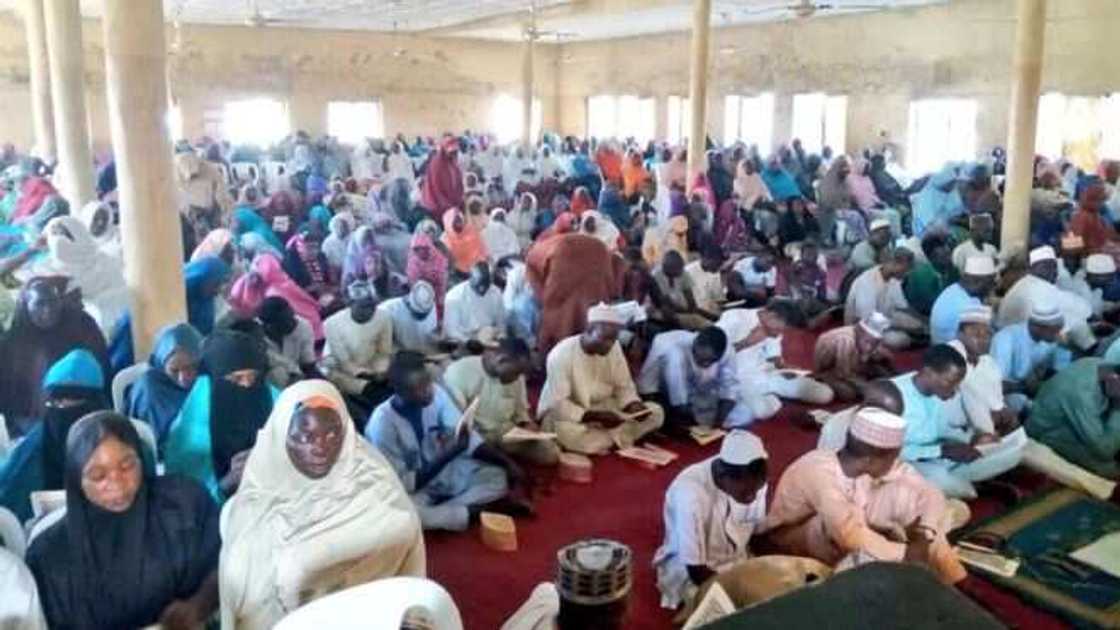 Jama’an Ganduje da na Abba gida gida sun gudanar da addu’o’in samun nasara a zaben Kano Jama’an Ganduje da na Abba gida gida sun gudanar da addu’o’in samun nasara a zaben Kano