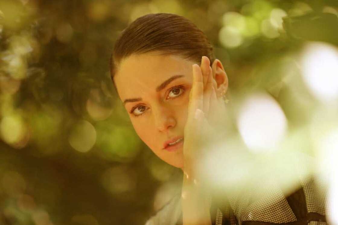 Qui est Natasha Andrews: la discrète compagne de Pierre Niney Qui est Natasha Andrews: la discrète compagne de Pierre Niney