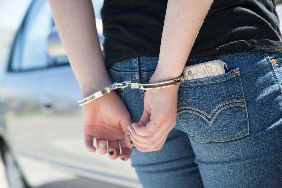 Budurwa ta ɗauke motar saurayinta. Budurwa ta ɗauke motar saurayinta.