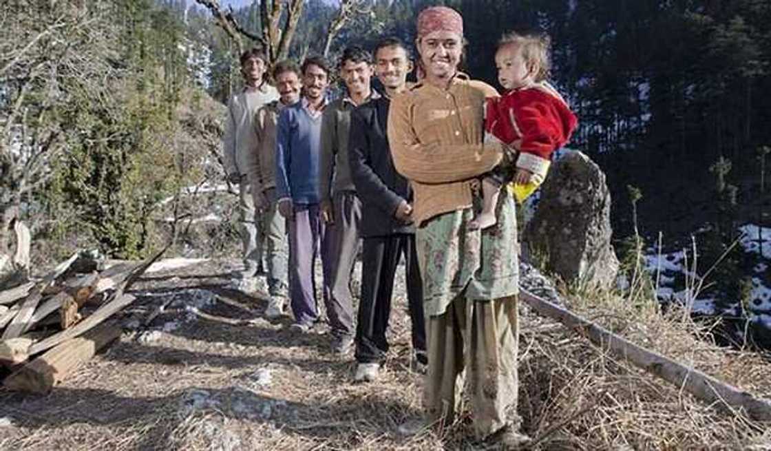 Kwamacala: Budurwa ta auri samari guda biyar rigis duka 'yan uwan juna a lokaci daya Kwamacala: Budurwa ta auri samari guda biyar rigis duka 'yan uwan juna a lokaci daya