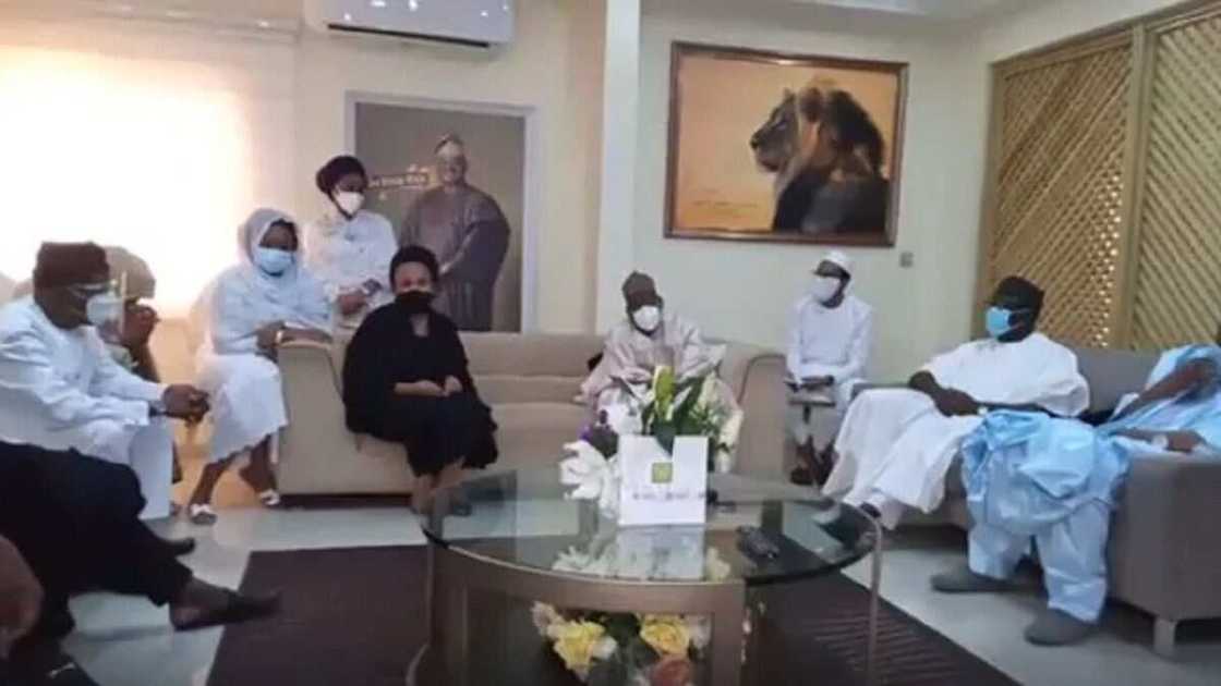 Uwargidar marigayi Ajimobi da mataimakin gwamnan jihar Oyo sun yi musayar kalamai (bidiyo) Uwargidar marigayi Ajimobi da mataimakin gwamnan jihar Oyo sun yi musayar kalamai (bidiyo)