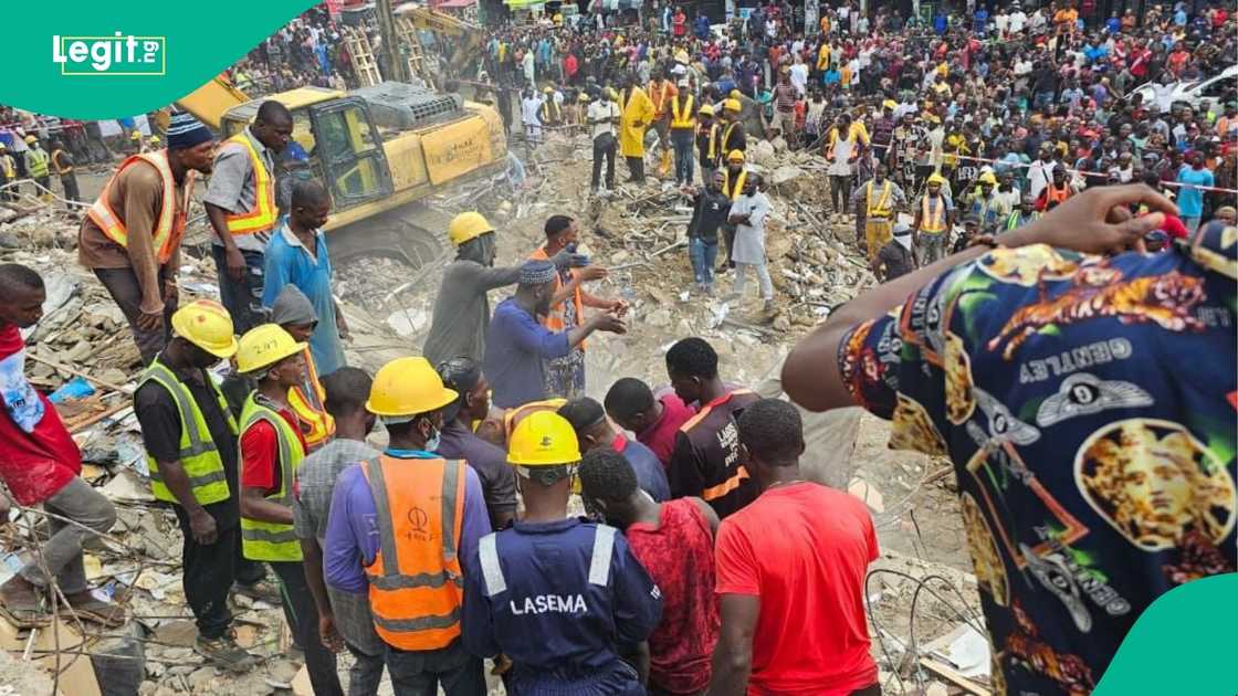 A three-storey building has collapsed in Lagos, leaving several people feared trapped under the debris.
