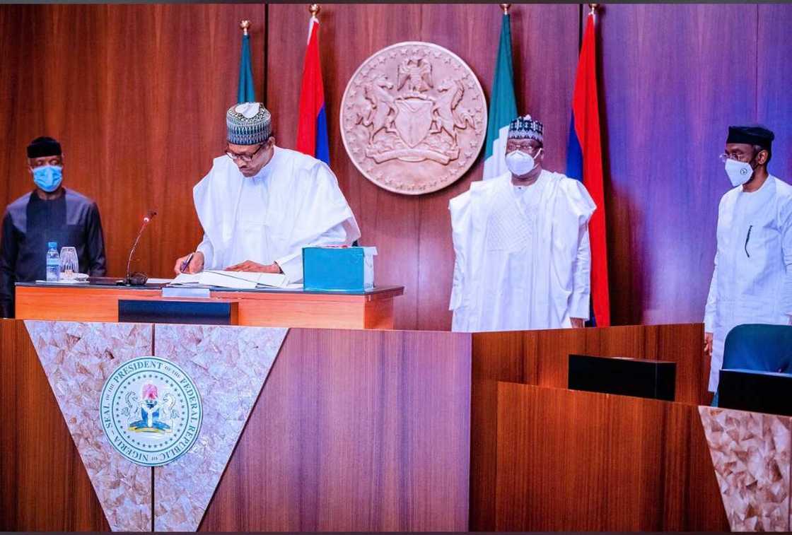 Shugaba Buhari yayin rattaba hannu kan gyararren kasafin kudin bana
Hakkin mallakar hoto; Fadar shugaban kasa Shugaba Buhari yayin rattaba hannu kan gyararren kasafin kudin bana
Hakkin mallakar hoto; Fadar shugaban kasa