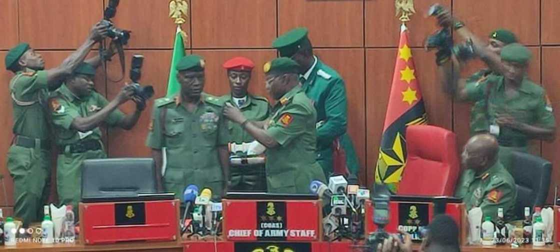 Sabon shugaban sojin Najeriya, COAS Lagbaja. Sabon shugaban sojin Najeriya, COAS Lagbaja.