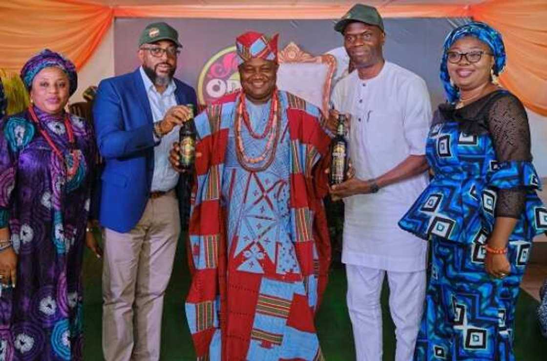 Orijin Pays Courtesy Visit to Ataoja Of Osogbo, Empowers Indigenes with Millions Orijin Pays Courtesy Visit to Ataoja Of Osogbo, Empowers Indigenes with Millions