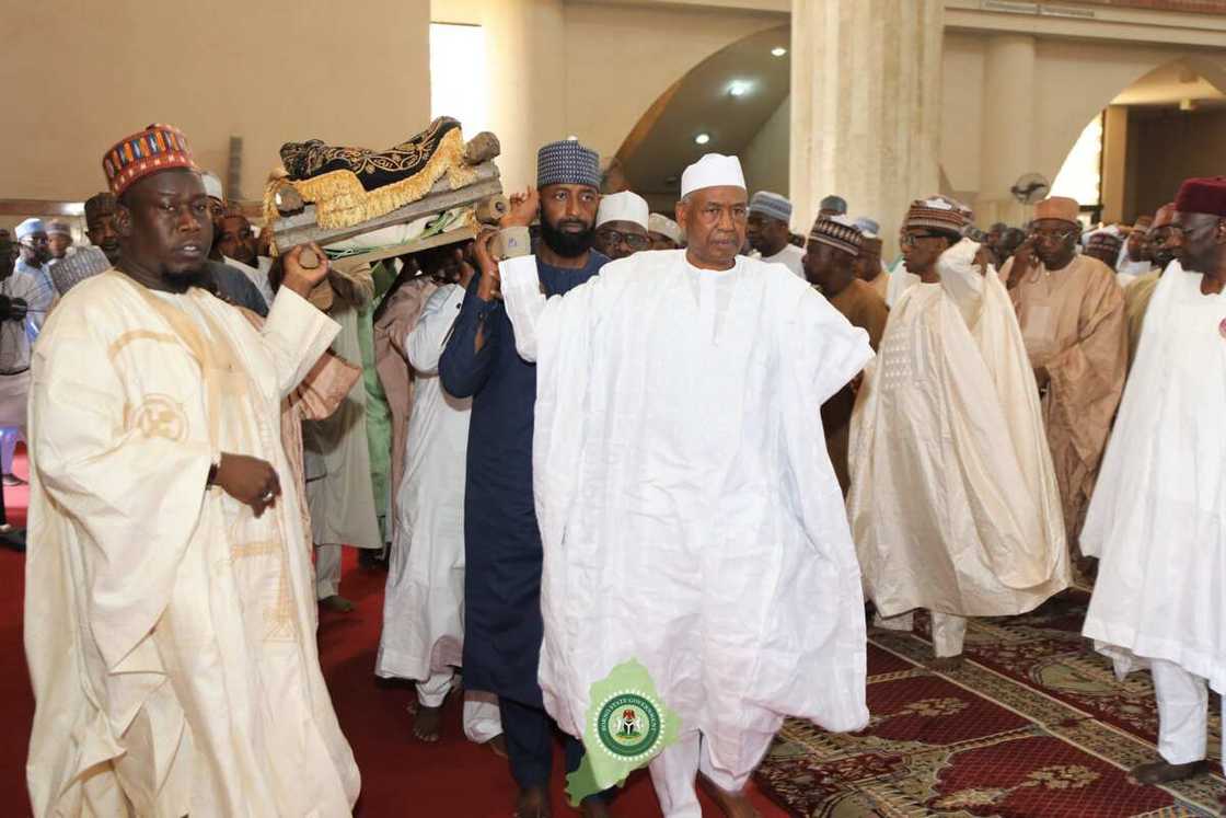 Yanzu-yanzu: An gudanar jana'izar marigayi Abba Kyari a Abuja (Hotuna) Yanzu-yanzu: An gudanar jana'izar marigayi Abba Kyari a Abuja (Hotuna)