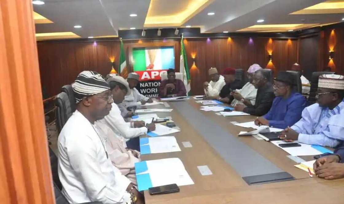 Shugaban APC ya shiga ganawa da gwamnoni Shugaban APC ya shiga ganawa da gwamnoni