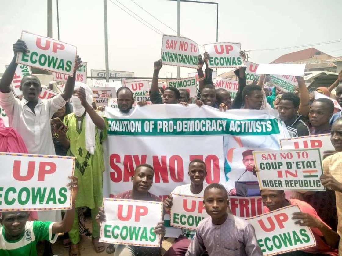 'Yan Nijar sun yi zanga-zanga don nuna goyon bayansu ga Bazoum 'Yan Nijar sun yi zanga-zanga don nuna goyon bayansu ga Bazoum