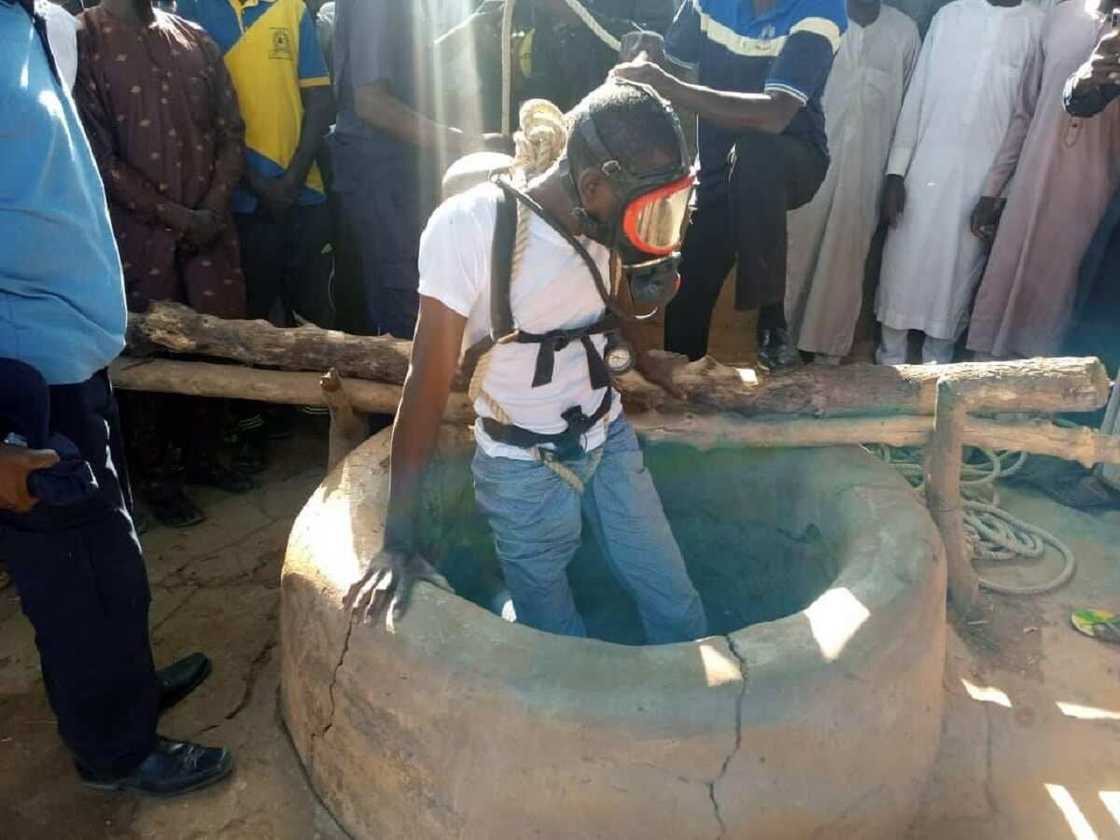 Yarinya 'yar shekara 9 ta nutse a rijiya bayan ta fada yayin ɗiban ruwa Yarinya 'yar shekara 9 ta nutse a rijiya bayan ta fada yayin ɗiban ruwa