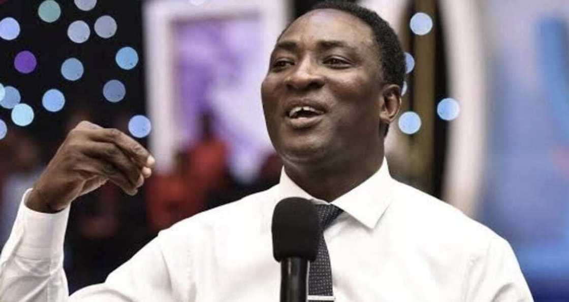 Prophet Jeremiah Fufeyin exposed Man with 4 wives and over 10 children lying to be a single dad