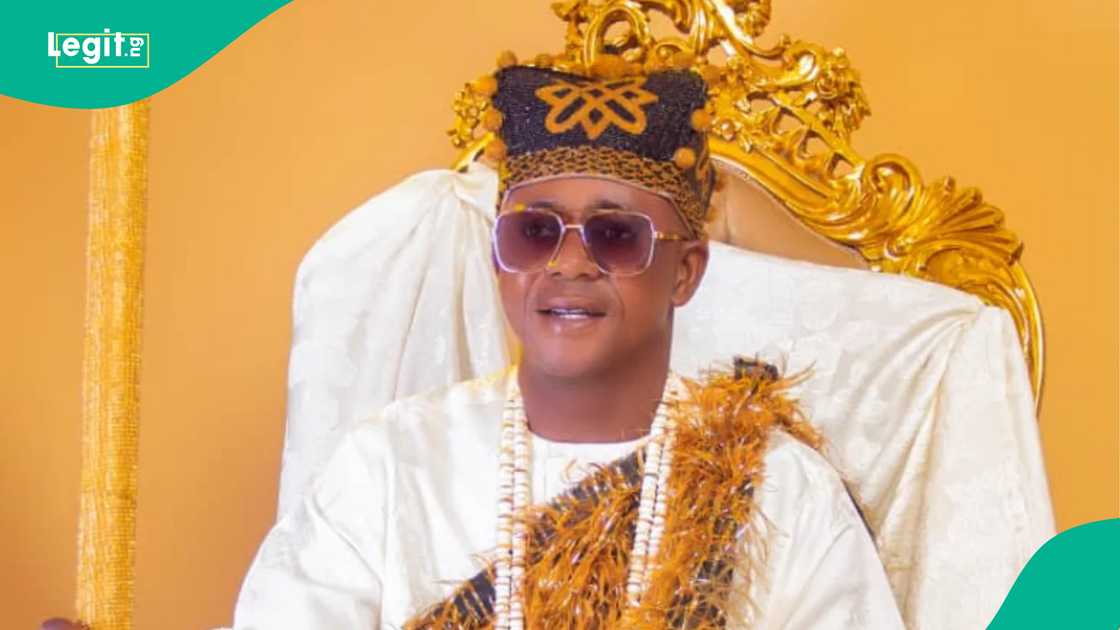 Monarch performs traditional chieftancy ceremony at his palace, fans react