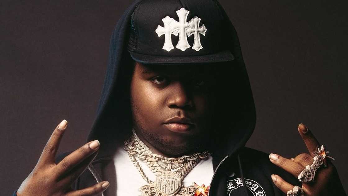 Big30 gestures during a photoshoot Big30 gestures during a photoshoot