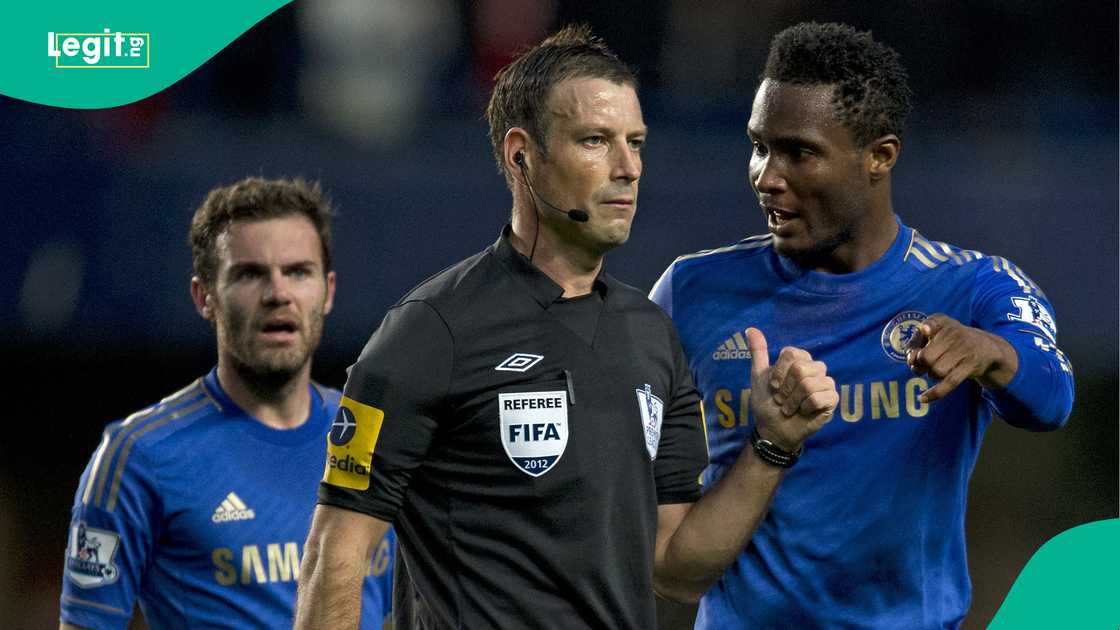 Juan Mata, Mark Clattenburg, John Obi Mikel, Chelsea, Manchester United, Stamford Bridge, London, England, Premier League. Juan Mata, Mark Clattenburg, John Obi Mikel, Chelsea, Manchester United, Stamford Bridge, London, England, Premier League.