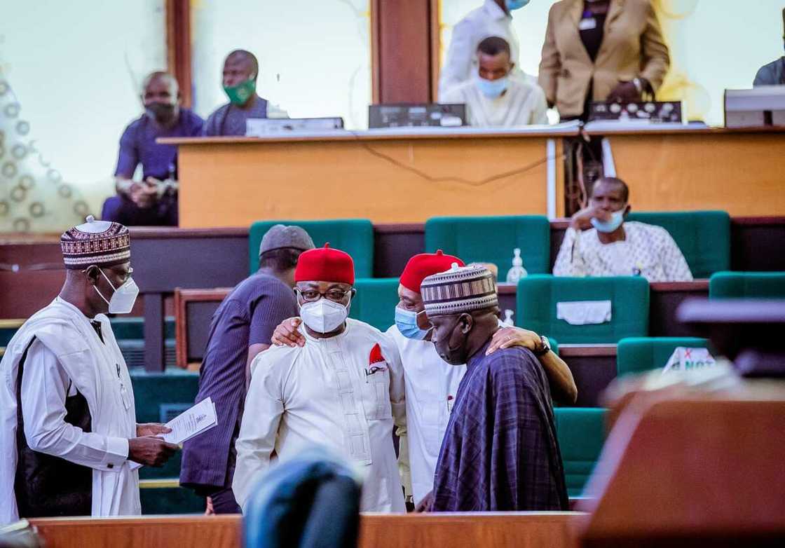 Majalisa za ta hukunta mamba dan PDP akan kiran a tsige Buhari, jam'iyya ta ce babu ruwanta Majalisa za ta hukunta mamba dan PDP akan kiran a tsige Buhari, jam'iyya ta ce babu ruwanta