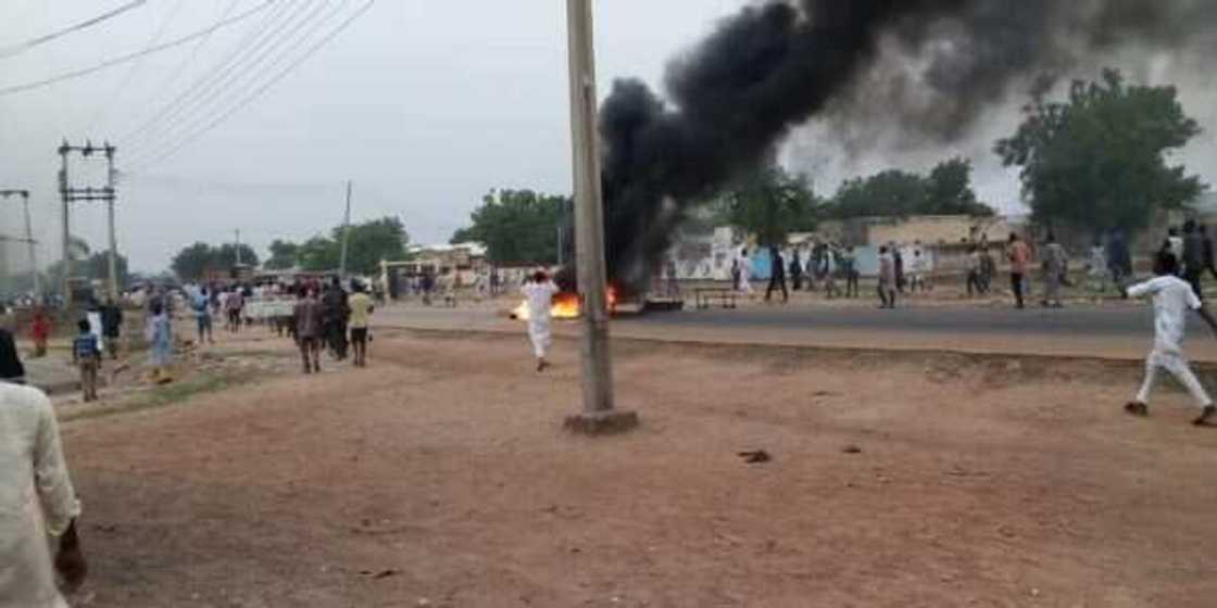 Zanga-Zangar da matasa su ka yi a kan hanyar Kankara zuwa Katsina
Hakkin mallakar Hoto: Daily Trust Zanga-Zangar da matasa su ka yi a kan hanyar Kankara zuwa Katsina
Hakkin mallakar Hoto: Daily Trust